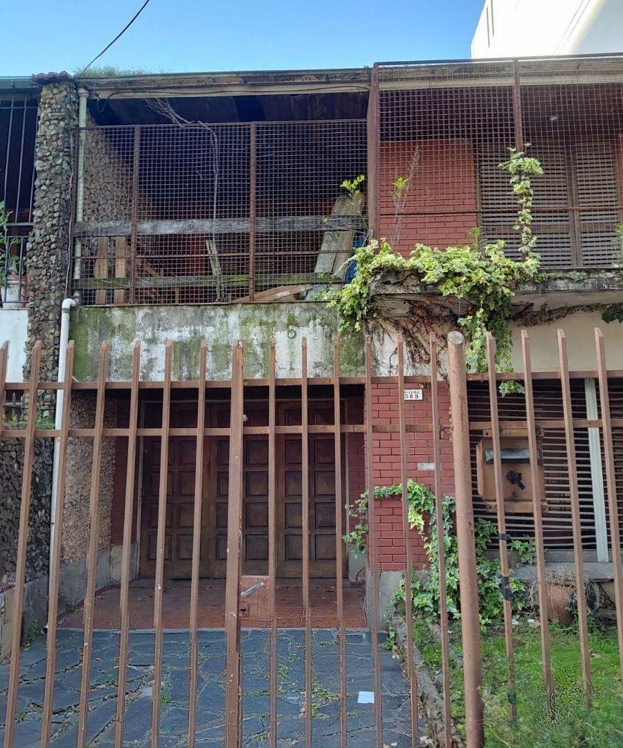 LOMAS CENTRO Casa Tipo Duplex a Refaccionar de 4 Ambientes