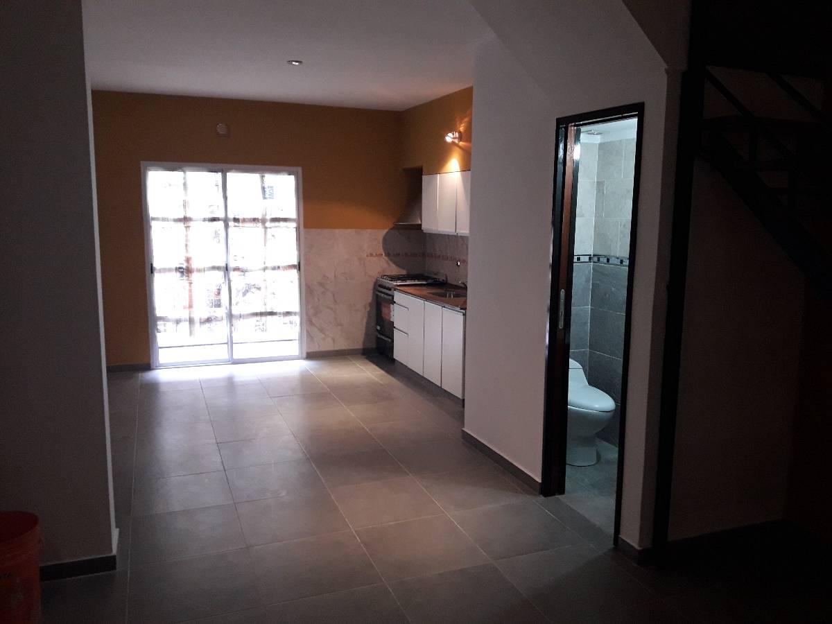 DUPLEX AL FRENTE 3 AMBIENTES 2 PLANTAS CON PATIO Y PARRILLA