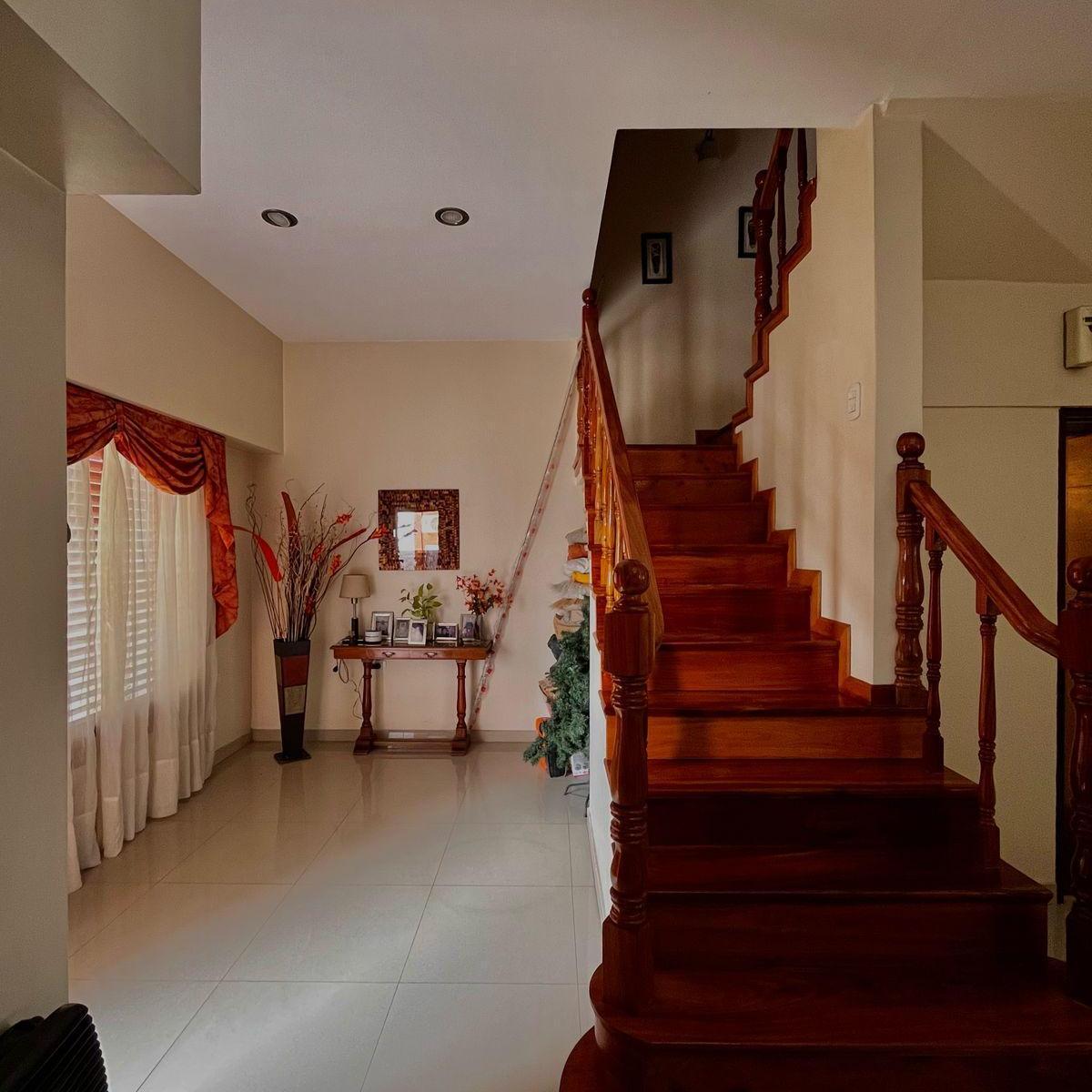 Casa en lote propio de 10 x 42 con piscina y quincho