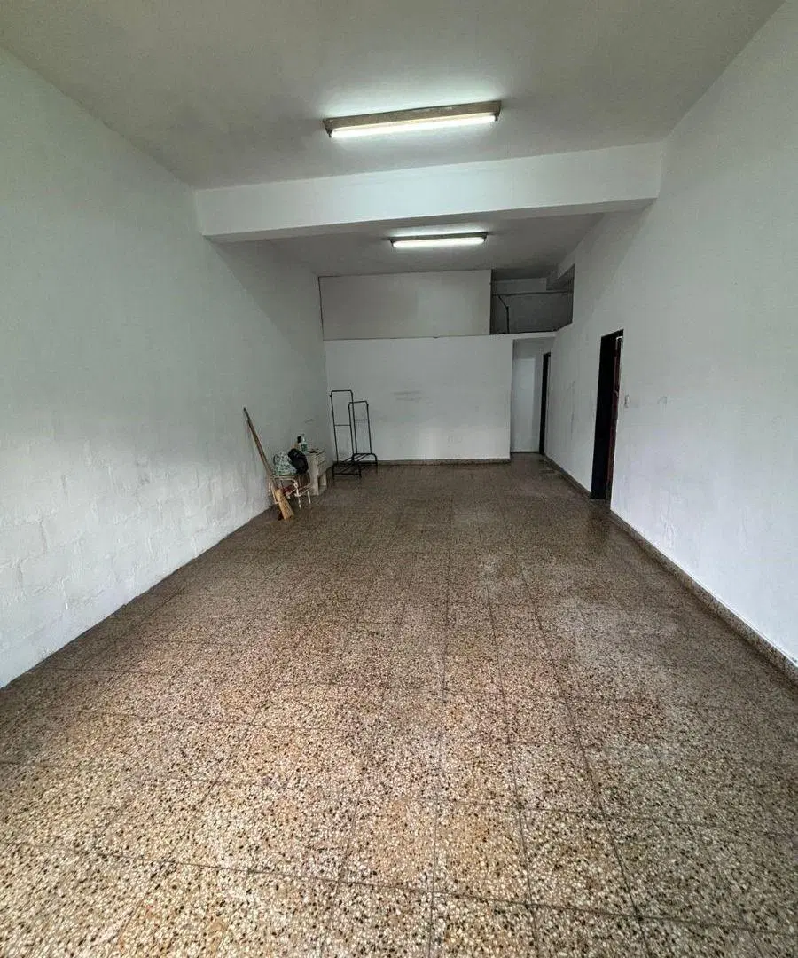 Local comercial sobre Avenida Eva Peron de 60m2 1