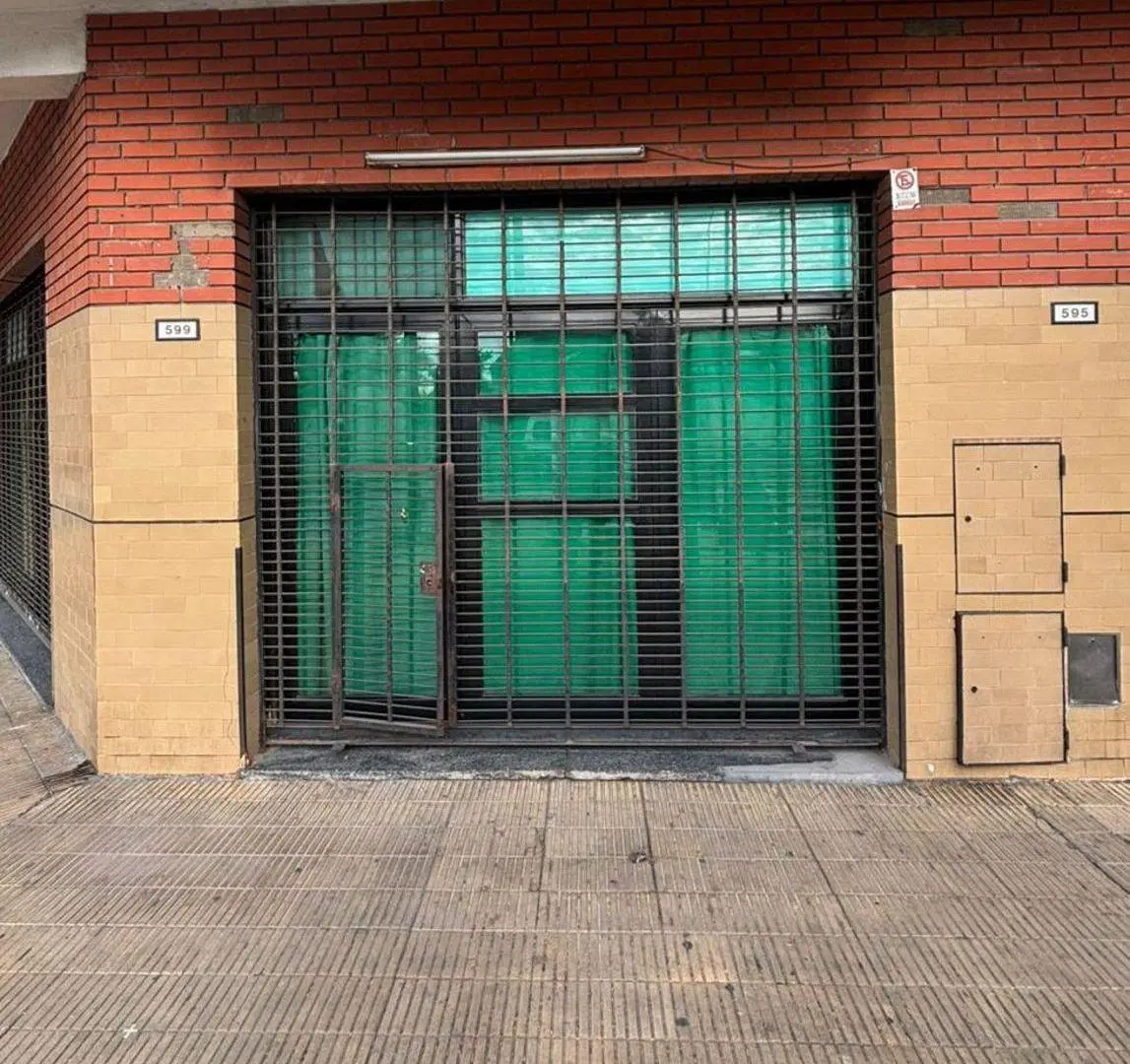Local comercial sobre Avenida Eva Peron de 60m2 2