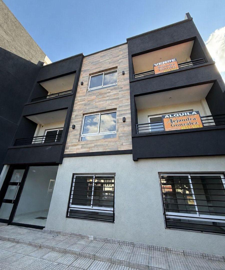 Venta de departamento dos ambientes con terraza propia y dos balcones
