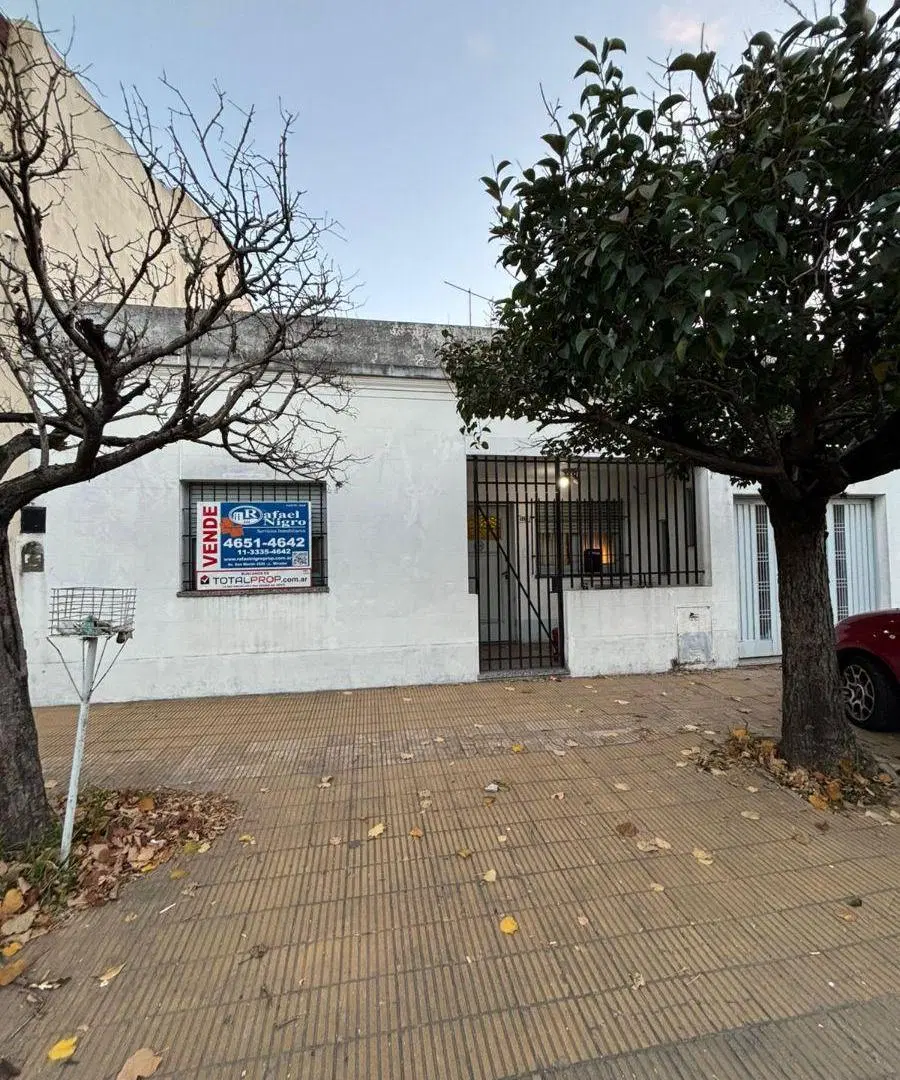 Casa en lote propio con cochera en Ramos Mejia 1