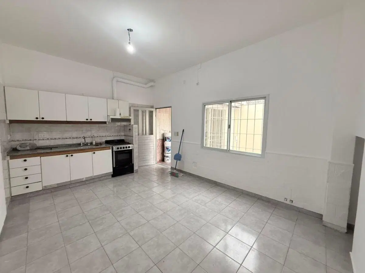Excelente duplex en alquiler de 3 ambientes con patio y cochera en Lomas del Mirador sin expensas 3