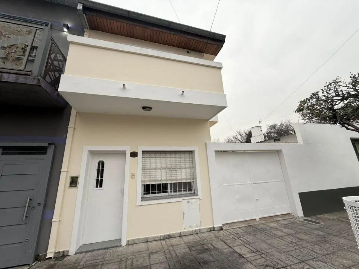 Excelente duplex en alquiler de 3 ambientes con patio y cochera en Lomas del Mirador sin expensas 4