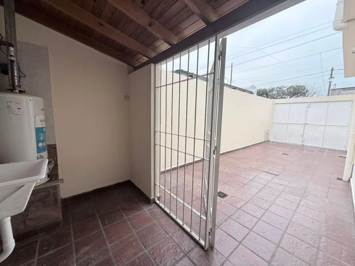 Excelente duplex en alquiler de 3 ambientes con patio y cochera en Lomas del Mirador sin expensas 5