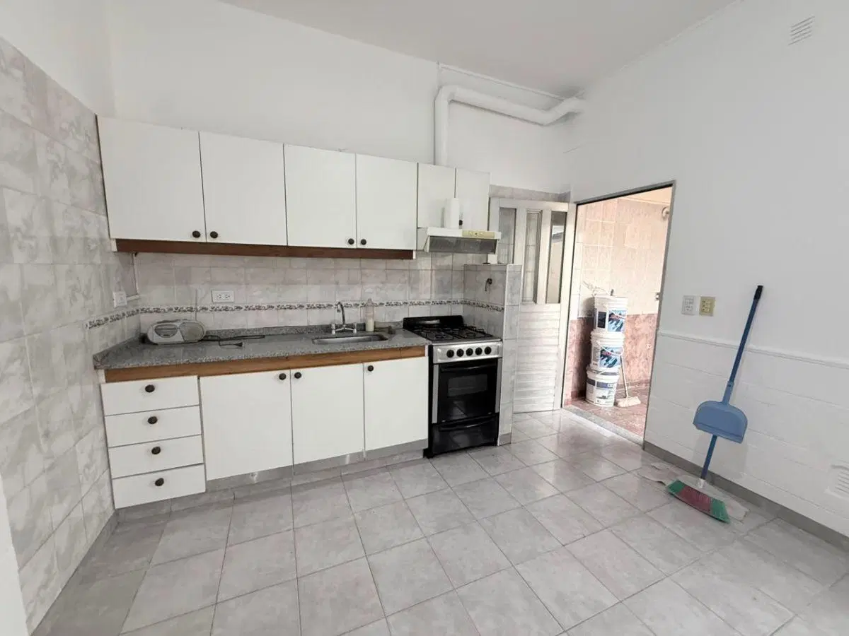 Excelente duplex en alquiler de 3 ambientes con patio y cochera en Lomas del Mirador sin expensas 2