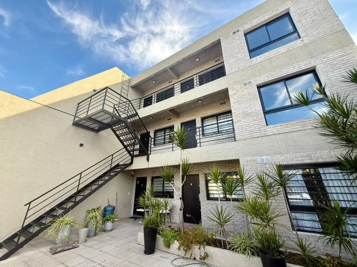 Excelente departamento de dos ambientes y medio en alquiler en San Justo 3