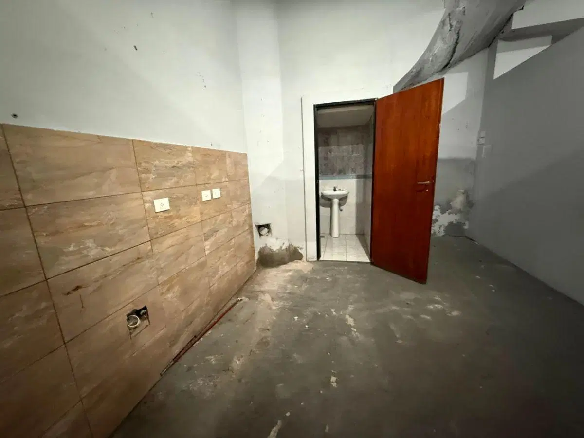 Deposito de 300m2 en alquiler en Lomas del Mirador 8
