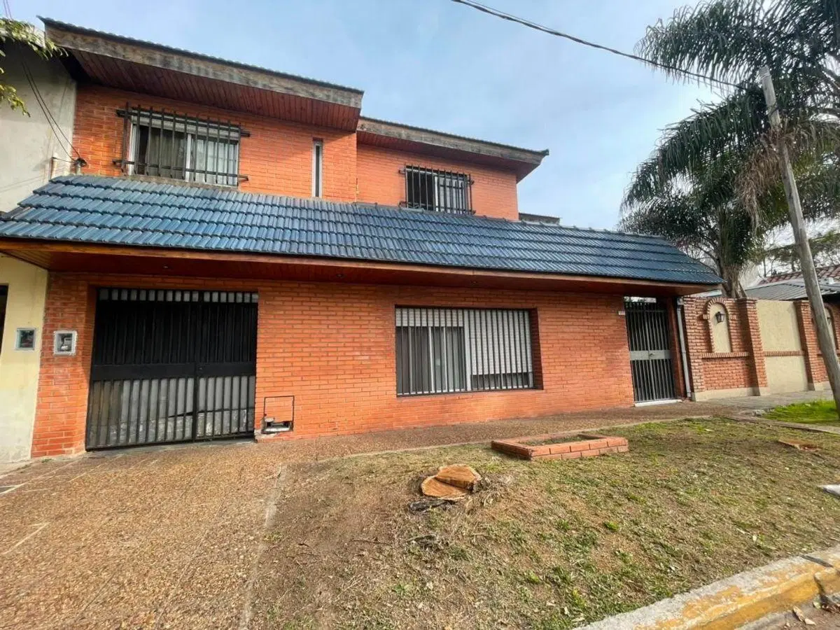 VENTA CHALET 5 AMBIENTES CON PISCINA - APTO CREDITO 2