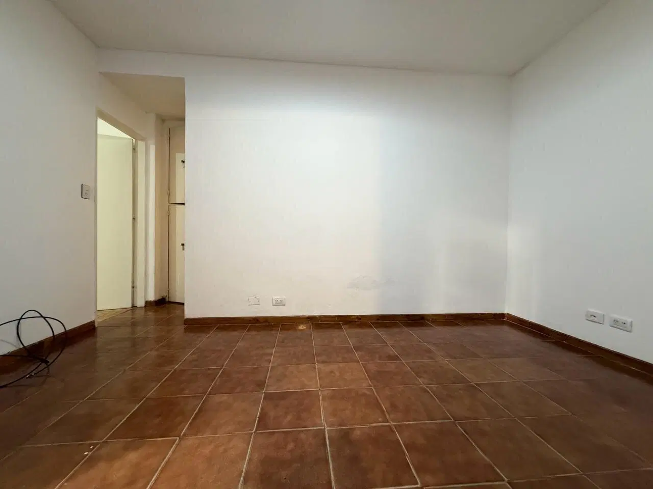 Alquiler departamento de 2 ambientes con patio en el centro de Santos Lugares 2