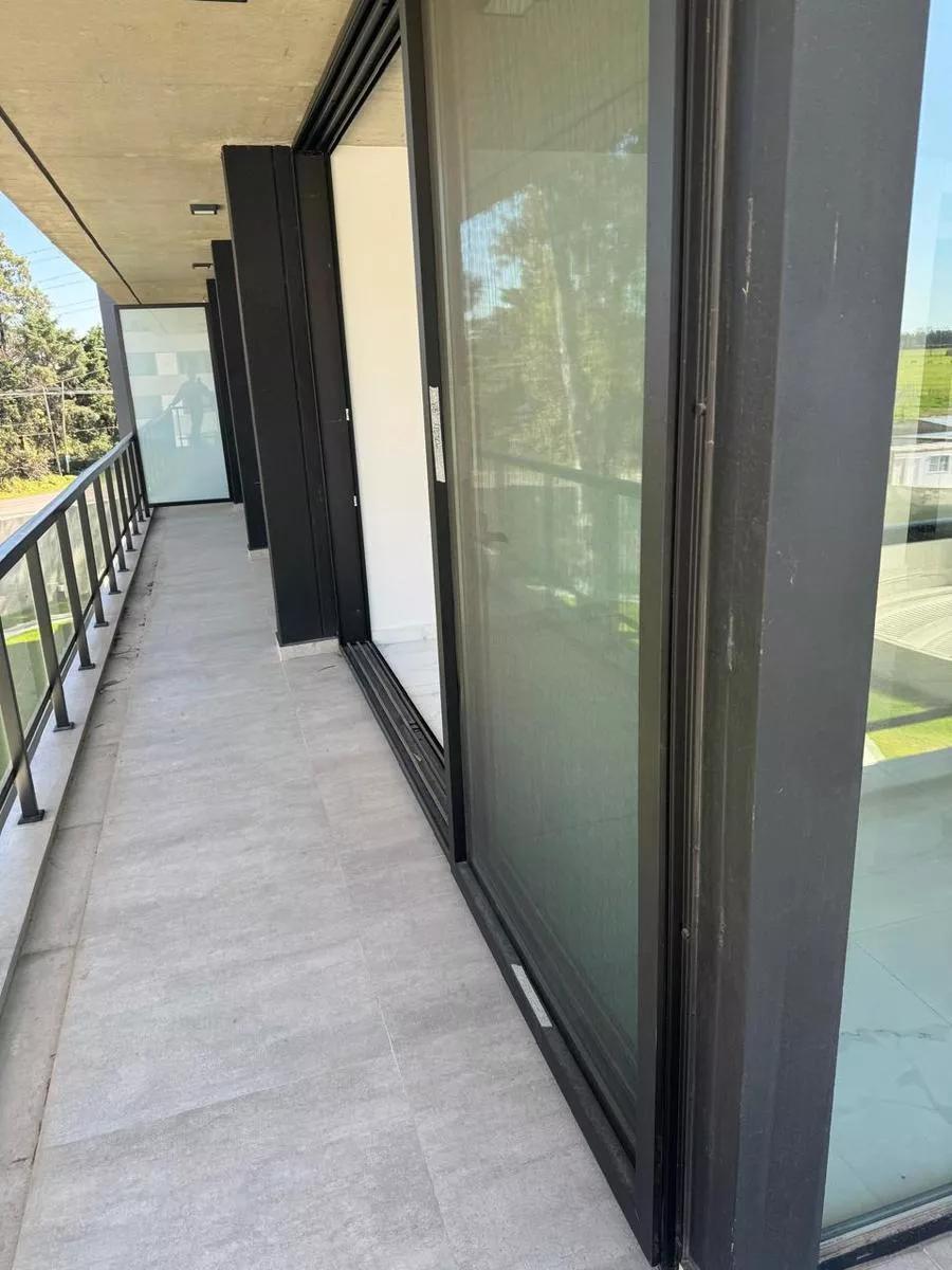 Departamento de tres ambientes con terraza de 80 metros en Cabral 3300