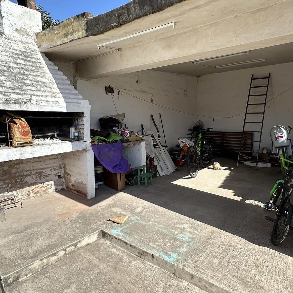 Foto de VENTA - DON BOSCO - CASA DE 3 DORM - PATIO, imagen 3