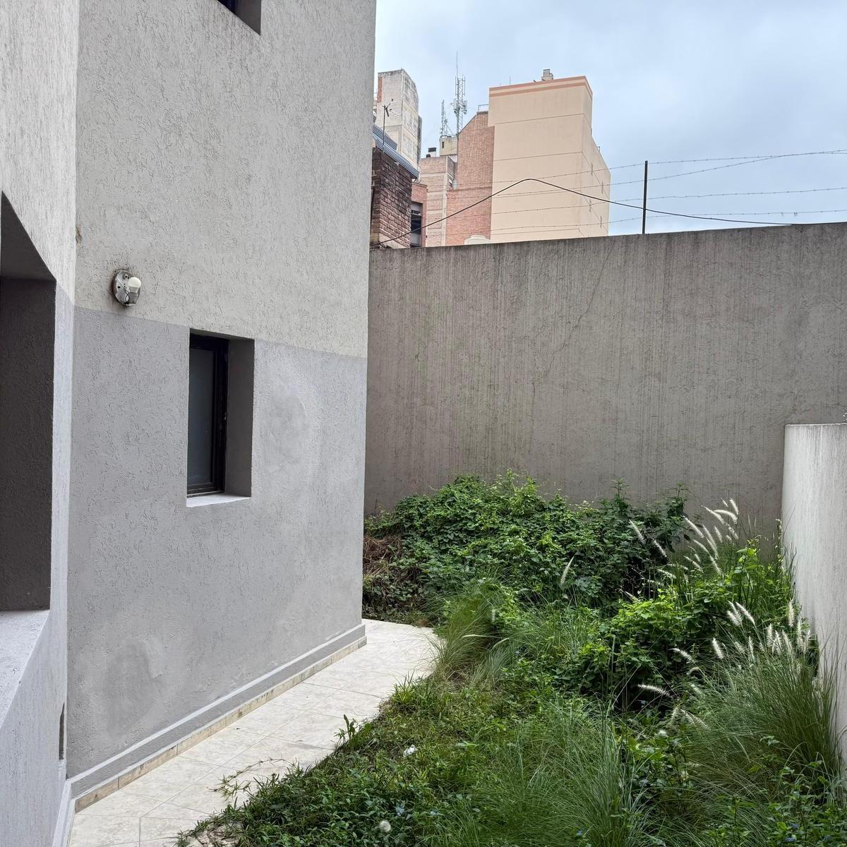 Venta Departamento 1 Dorm, Zona Centro, con Patio. Oportunidad Inversion 2