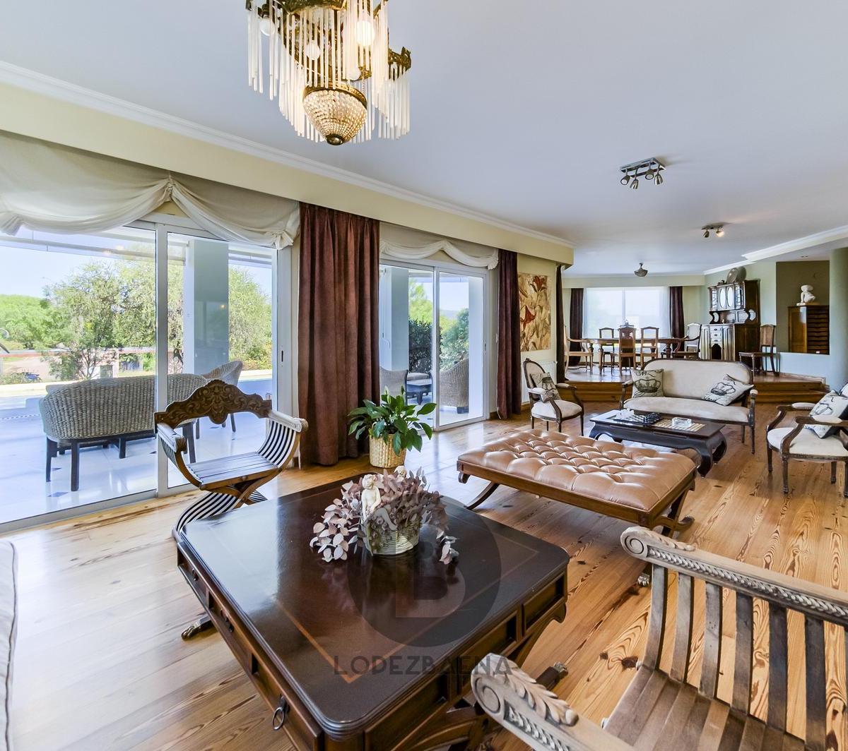 Venta – Casa de Lujo en Barrio La Serena – Vistas Panorámicas - Se Acepta Menor Como Parte de Pago 4