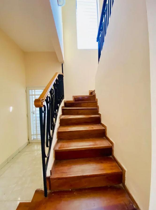 Tremenda Casa en Venta a m de Rafael Nuñez 5