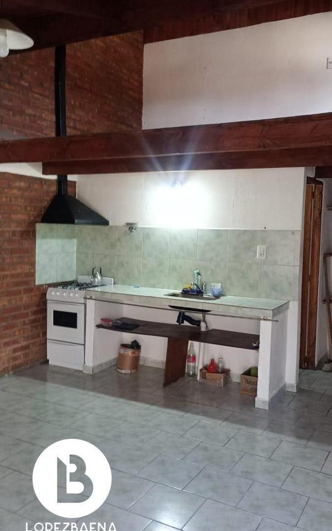 Casa en VENTA 2 Dormitorios 1 baño - Quincho y 2 departamentos