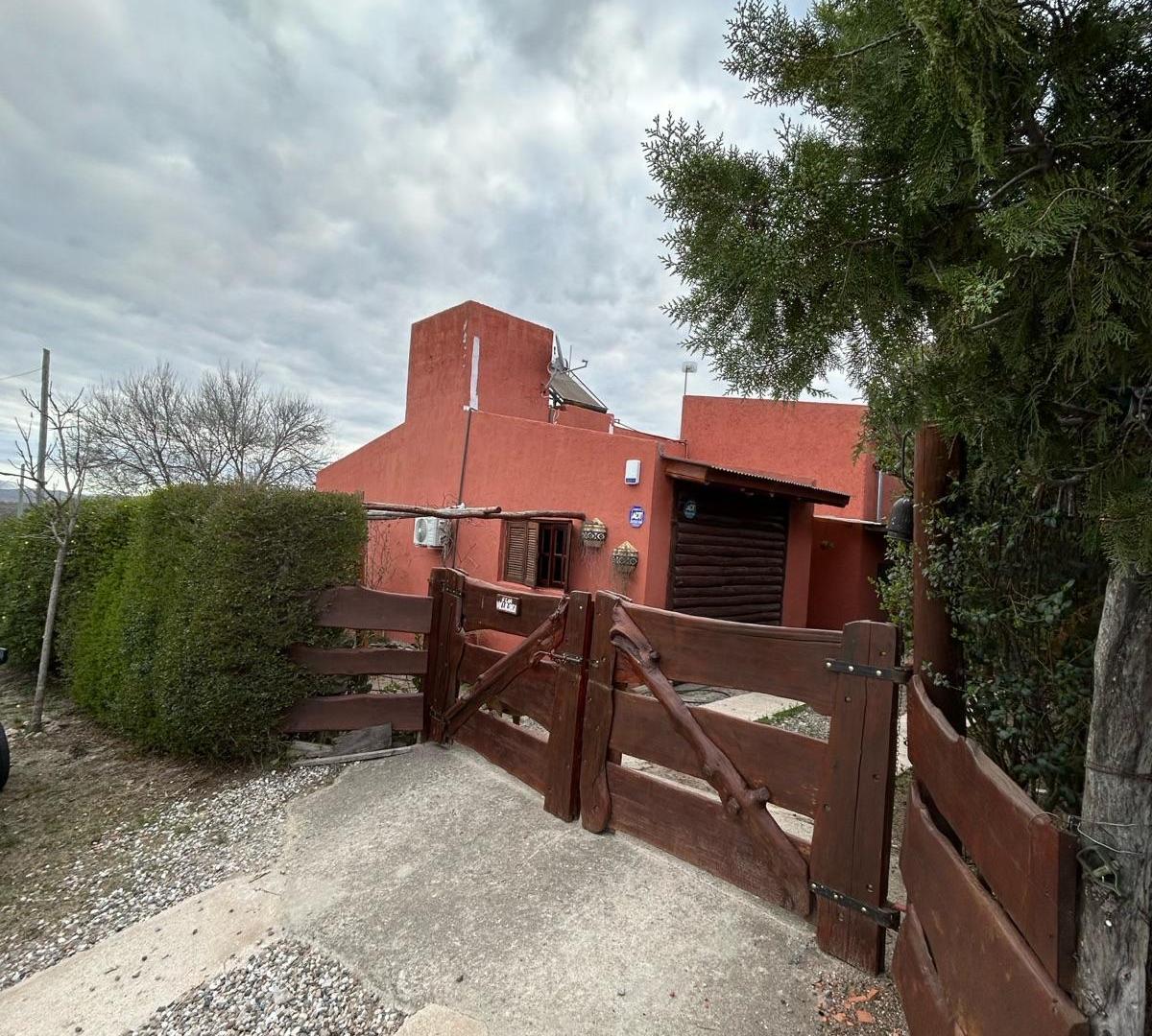Casa en venta 3 dormitorios, 2 baños  en Tanti.