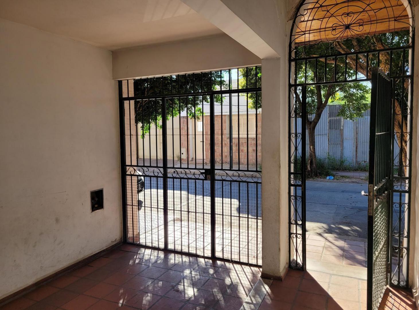 Vendo Casa Córdoba  6 ambientes, 4 baños. quincho, asador, cochera. B° Gral. Pueyrredón