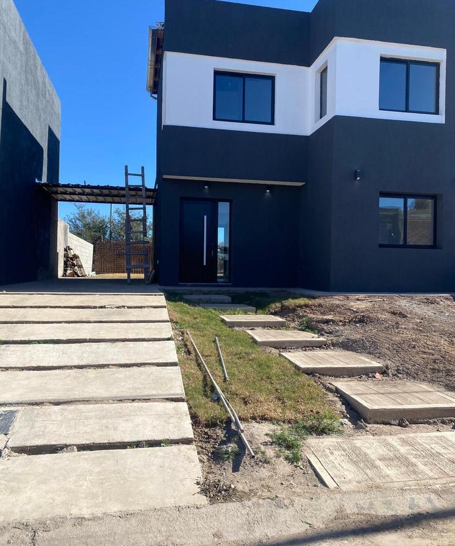 EXCELENTE OPORTUNIDAD CASA DE 3 DORM EN DOCTA A UNA CUADRA DEL BOULEVAR
