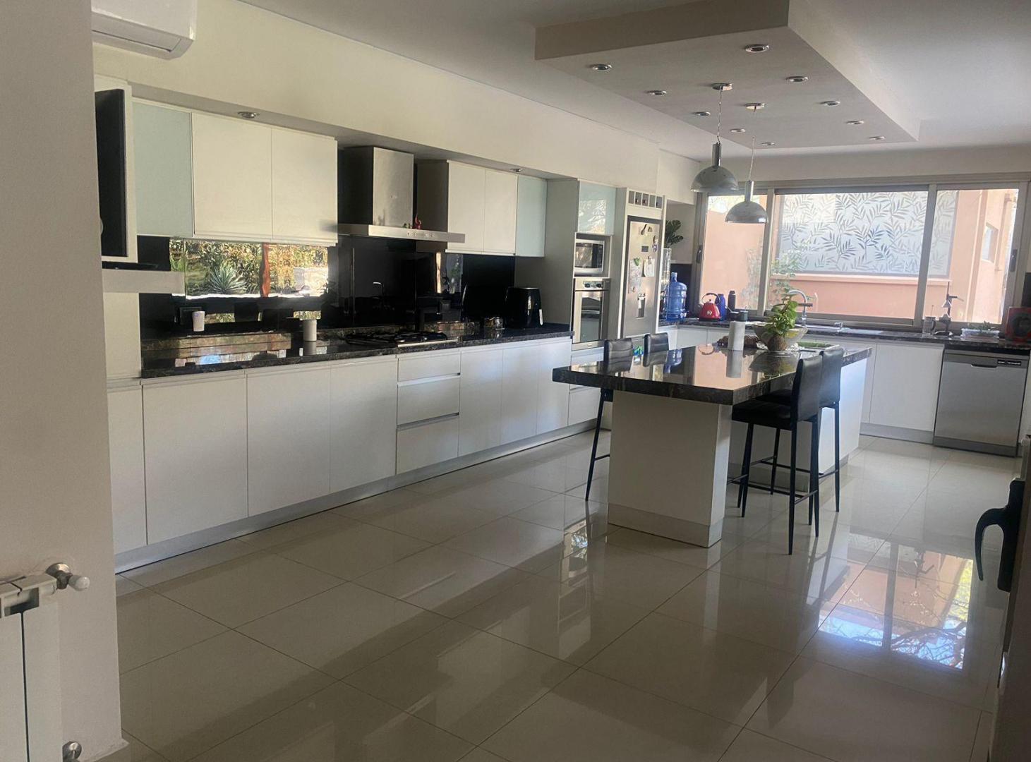 EN VENTA CASA DE LUJO EN BARRIO LAS CAÑITAS - MALAGUEÑO