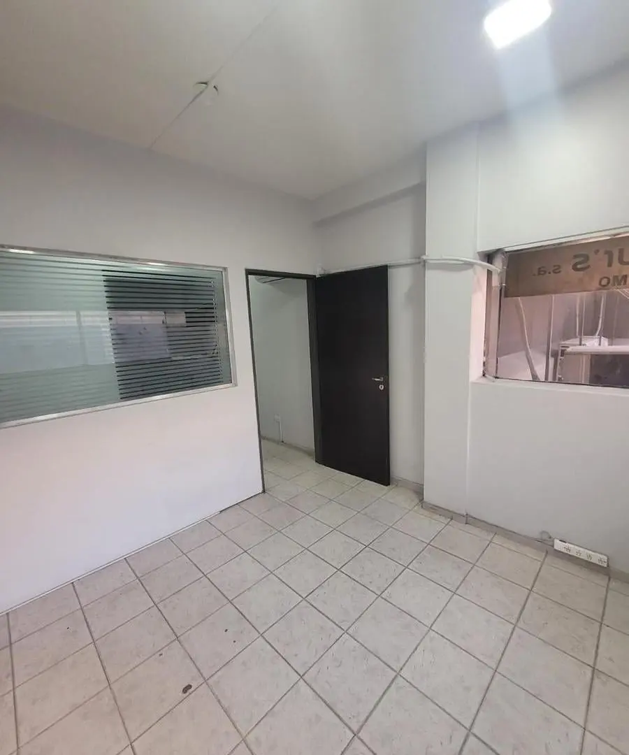 Inversion y Financiacion !!Vendo oficina 35 m2 con sala de espera y 2 apartados. centro 1