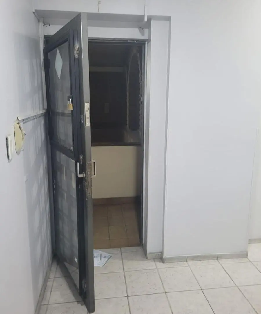 Inversion y Financiacion !!Vendo oficina 35 m2 con sala de espera y 2 apartados. centro 4