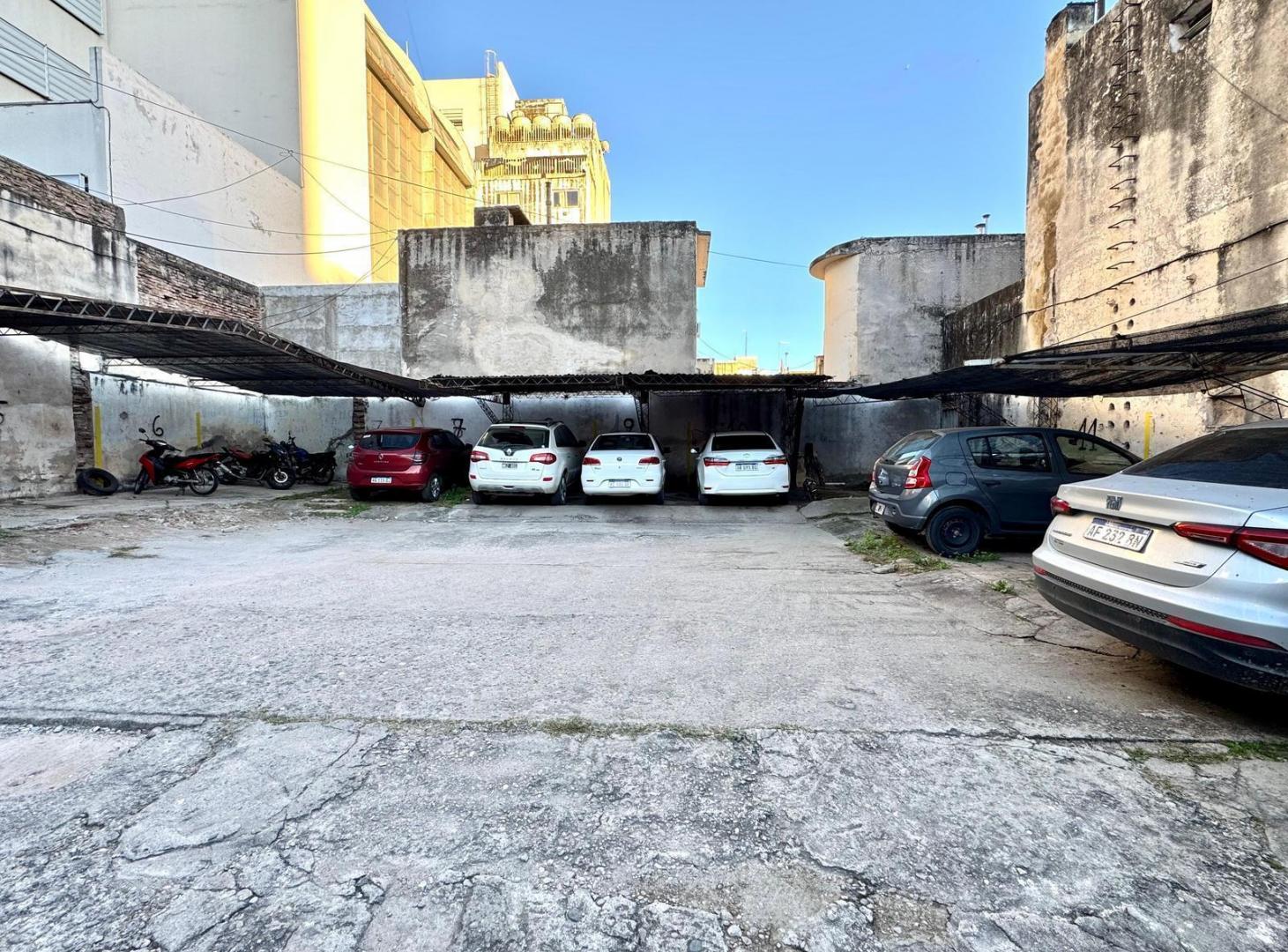 Atención Inversores! GRAN CASA CON 4 PH + LOCAL + 15 COCHERAS – CENTRO DE CÓRDOBA