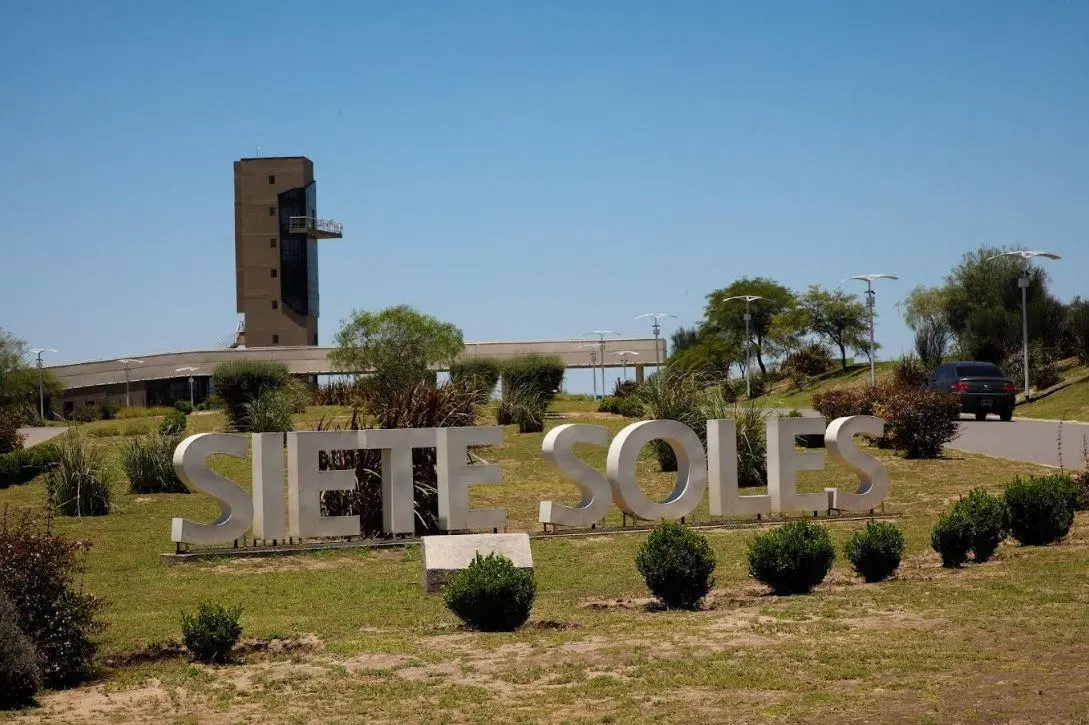 HERMOSO LOTE EN VENTA EN SIETE SOLES - BARRIO PARTERRES. 3