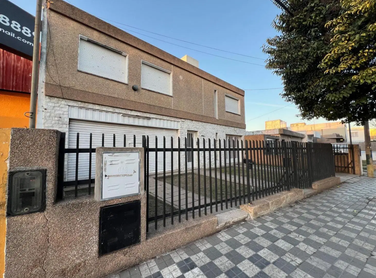 VENTA - CASA IDEAL DESTINO COMERCIAL - BV. LOS GRANADEROS! 2