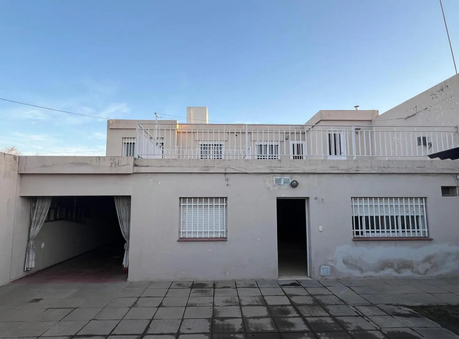 VENTA - CASA IDEAL DESTINO COMERCIAL - BV. LOS GRANADEROS! 5
