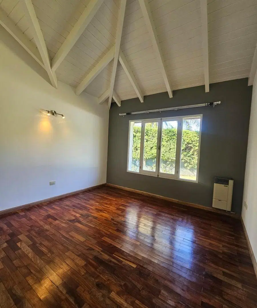 Casa de Categoría, 1 planta - 3Dorm. - Ubic. Privilegiada – Barrio Los Soles 5