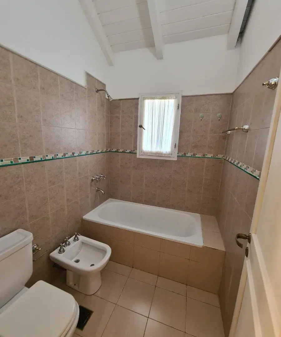 Casa de Categoría, 1 planta - 3Dorm. - Ubic. Privilegiada – Barrio Los Soles 3