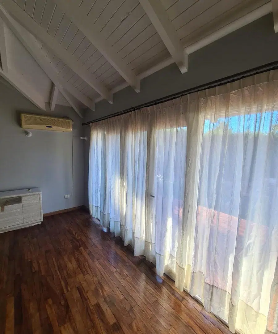 Casa de Categoría, 1 planta - 3Dorm. - Ubic. Privilegiada – Barrio Los Soles 2