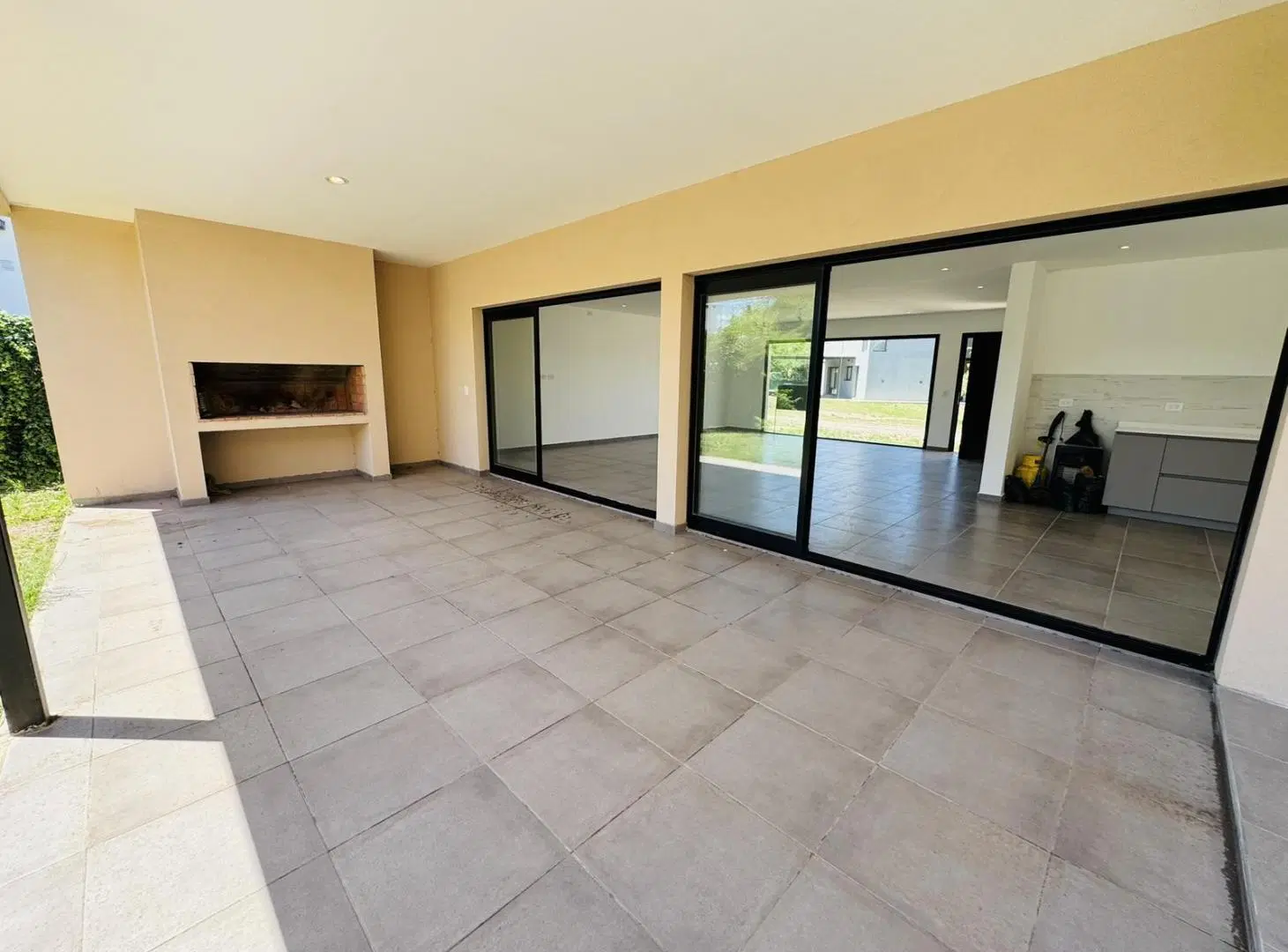 Casa En Venta En B° Villa Catalina - 2 Dorm - Galeria con asador 1