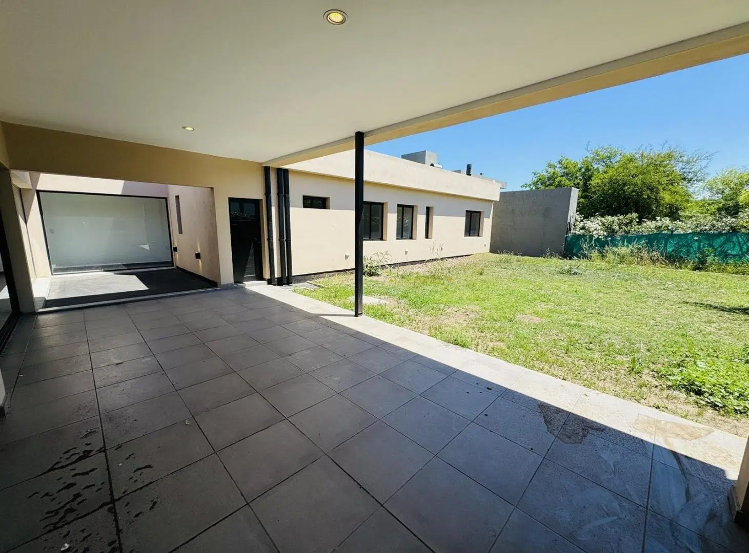 Casa En Venta En B° Villa Catalina - 2 Dorm - Galeria con asador 2