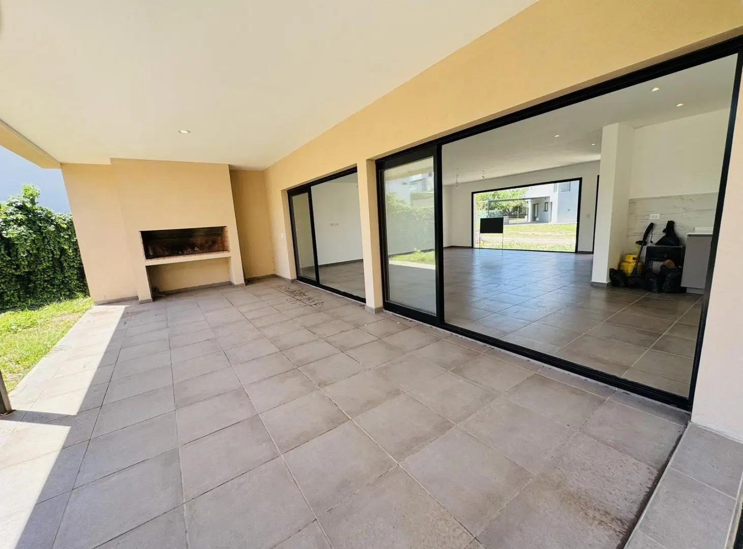 Casa En Venta En B° Villa Catalina - 2 Dorm - Galeria con asador 3