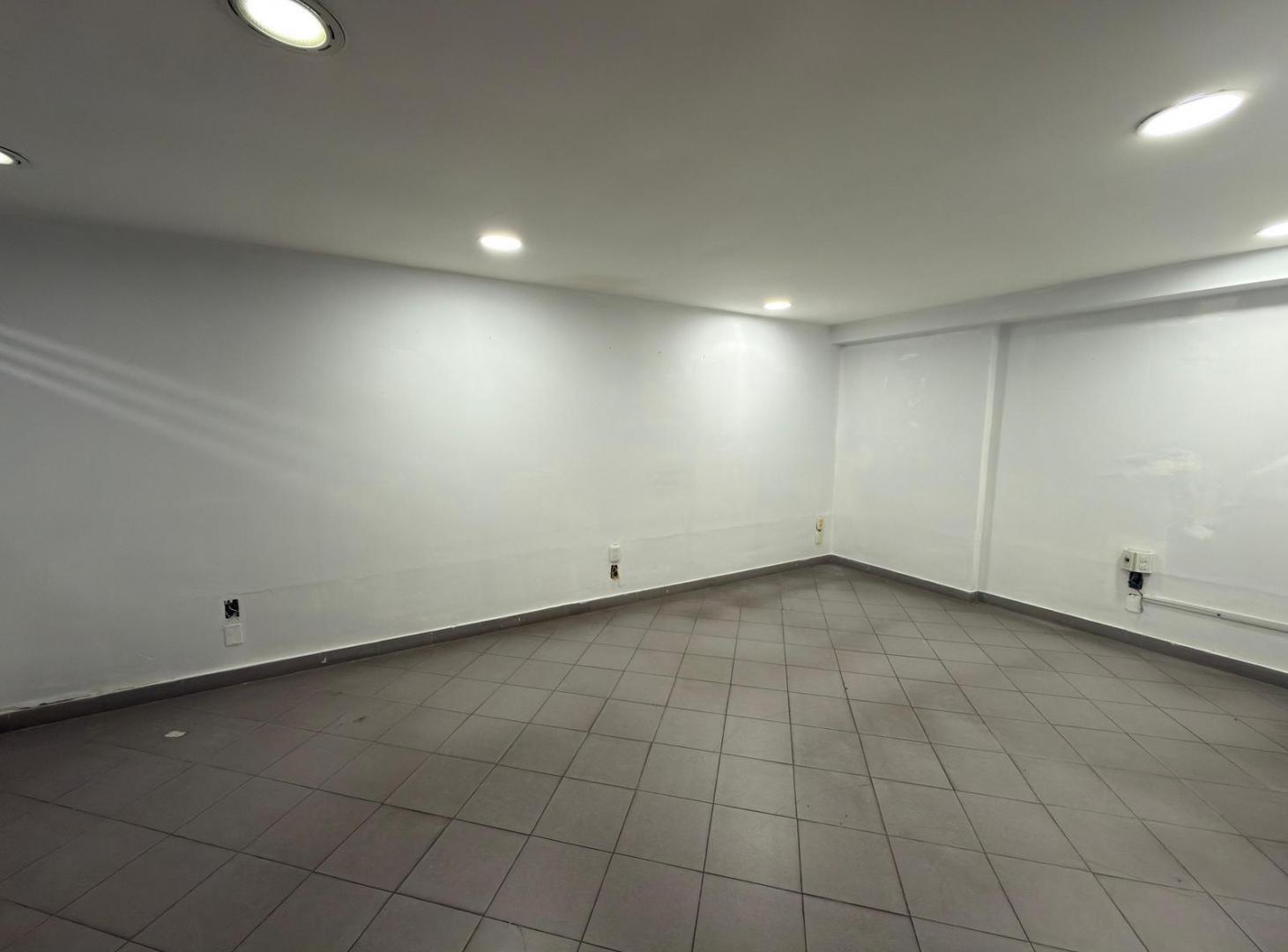 Foto de GRAN E IMPORTANTE LOCAL COMERCIAL DE 383 MTS SOBRE CAÑADA. CORDOBA, imagen 4