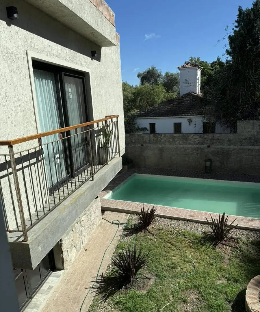 Casa en venta Villa Carlos Paz, calidad premium, 3 dormitorios, 3 baños, pileta y quincho 2