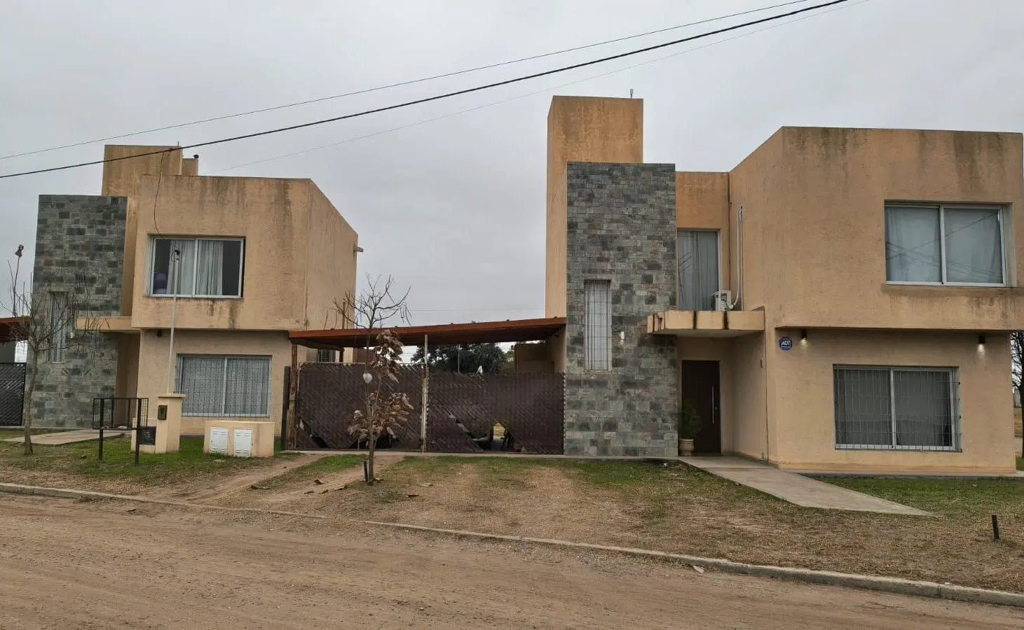 Dos Duplex en venta Colonia Tirolesa 2 dorm cada uno 1