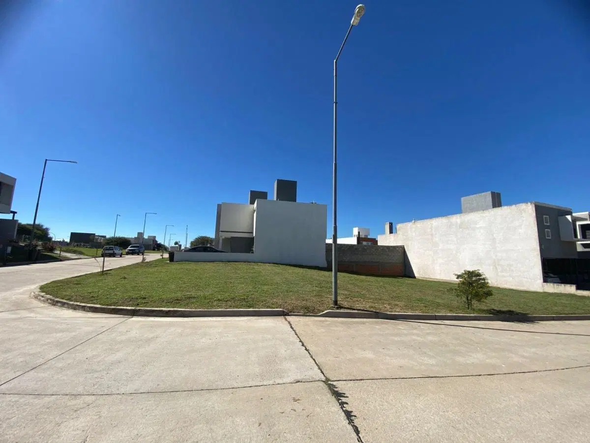 VENTA - LOTE ESQUINA!!! - COSTAS DE MANANTIALES 2