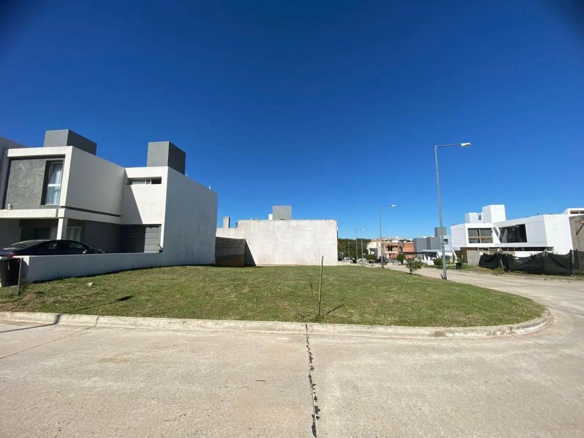 VENTA - LOTE ESQUINA!!! - COSTAS DE MANANTIALES 4