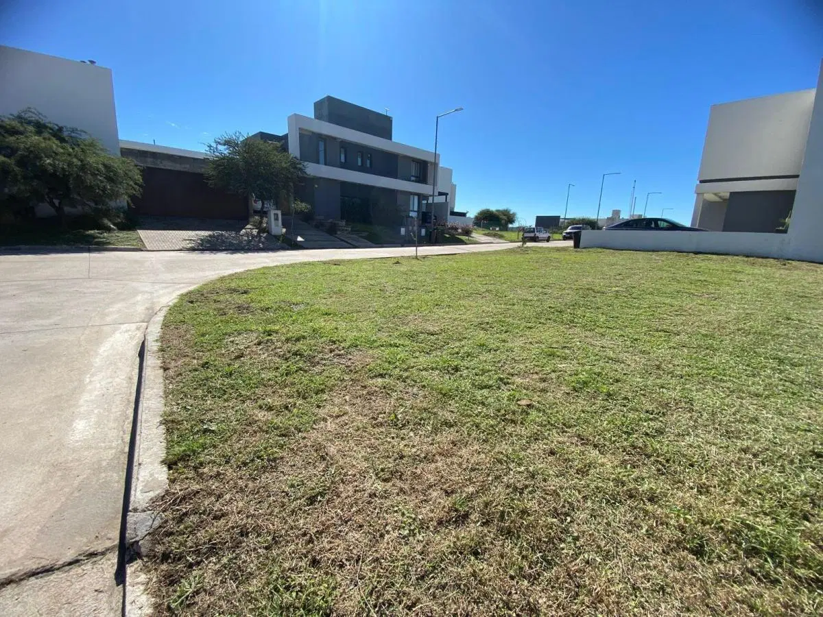 VENTA - LOTE ESQUINA!!! - COSTAS DE MANANTIALES 5