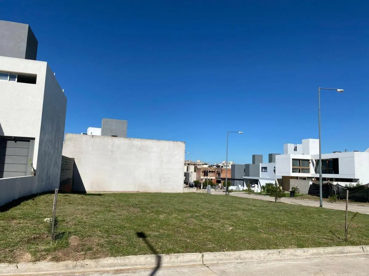 VENTA - LOTE ESQUINA!!! - COSTAS DE MANANTIALES 3