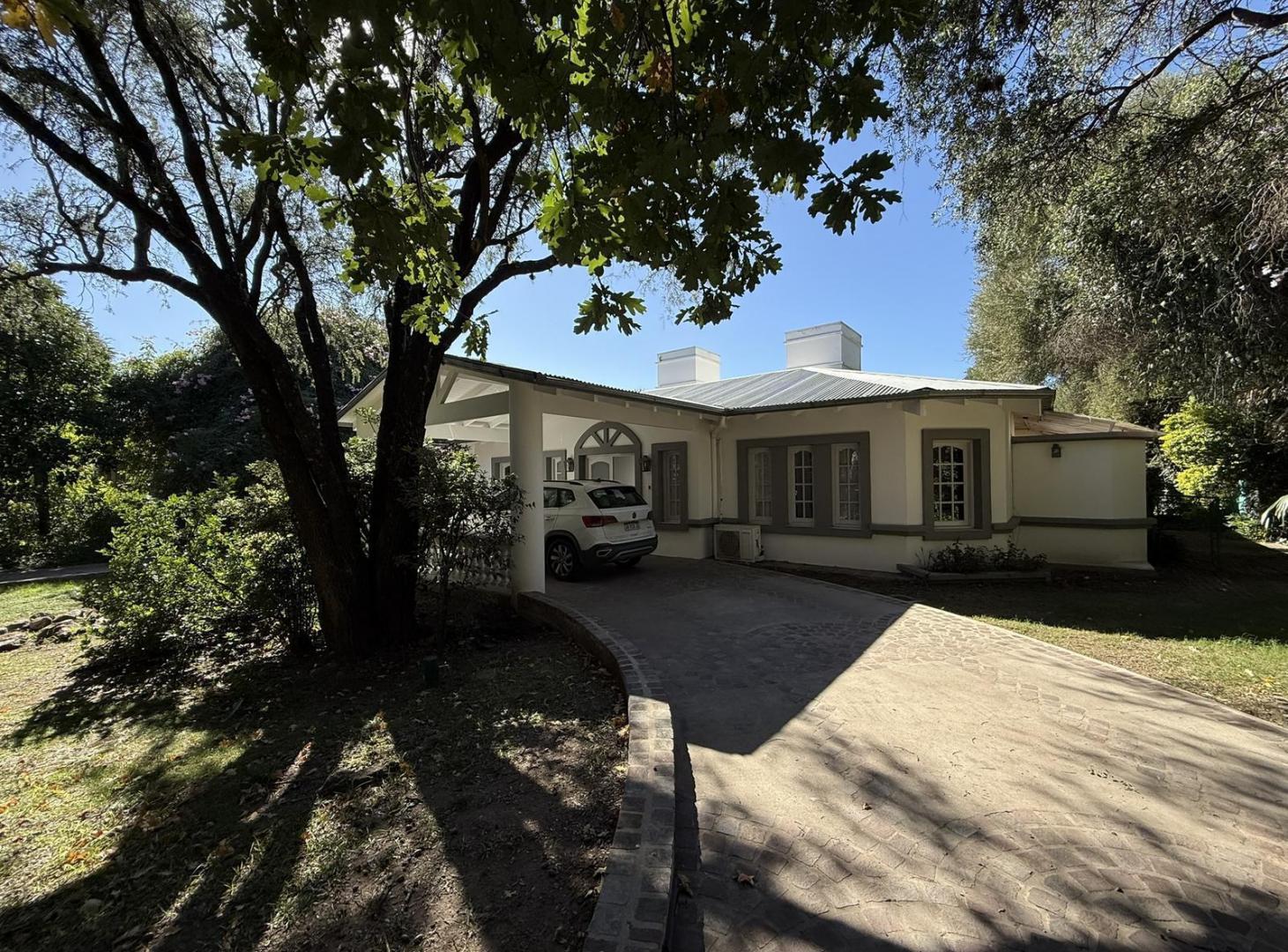 Venta casa 4 dorm - Lote central - Lomas de la carolina