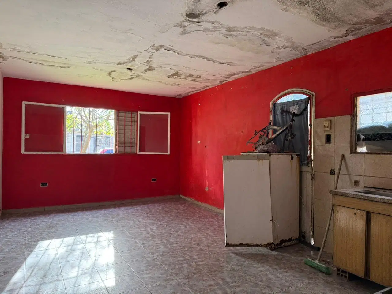 VENTA - OPORTUNIDAD CASA A REFACCIONAR - PARQUE LICEO 4