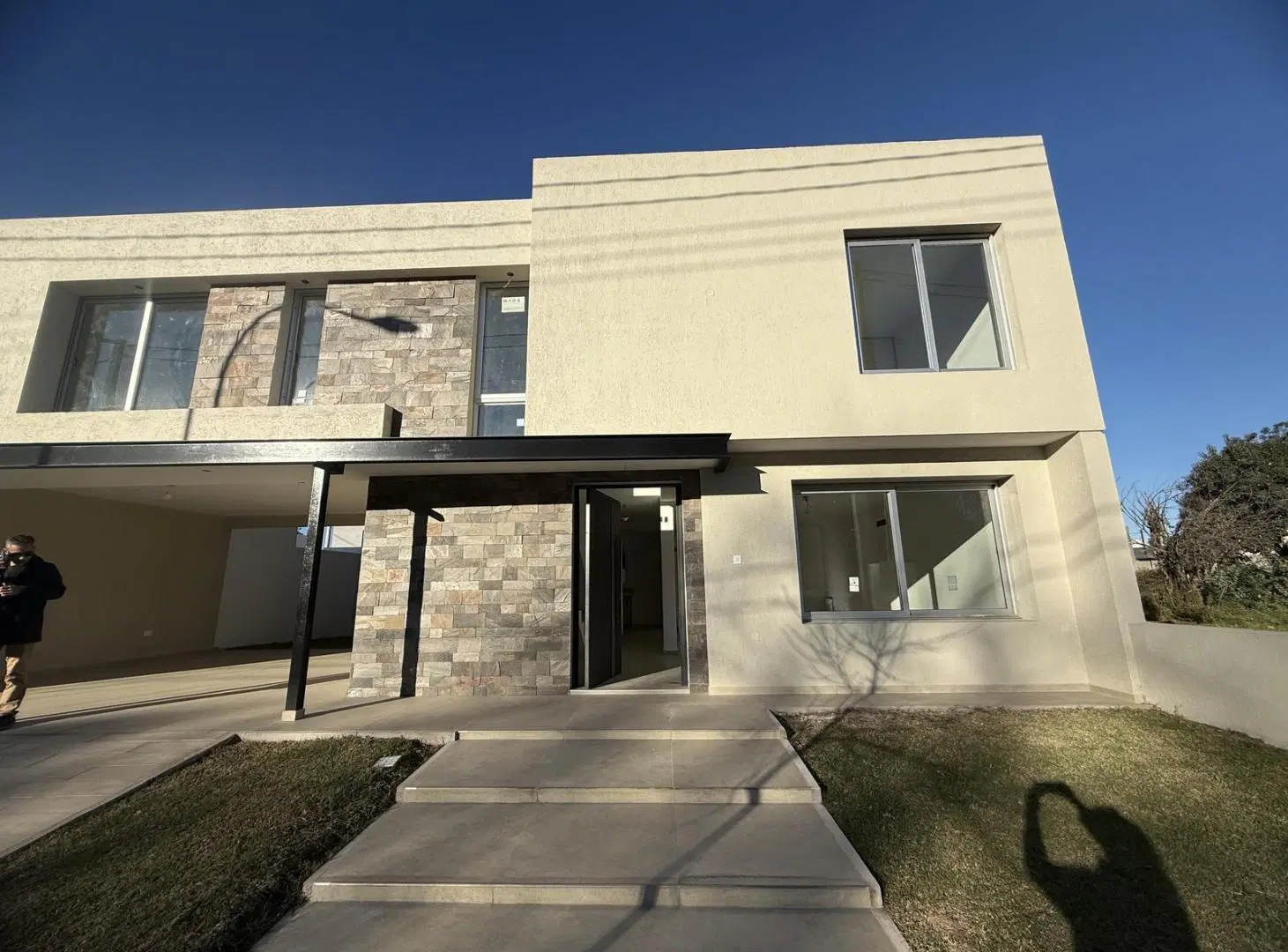 VENTA CASA DE CATEGORIA 3 DORM, 3 BAÑOS, 2 COCHERAS, ASADOR. TEJAS DEL SUR 2