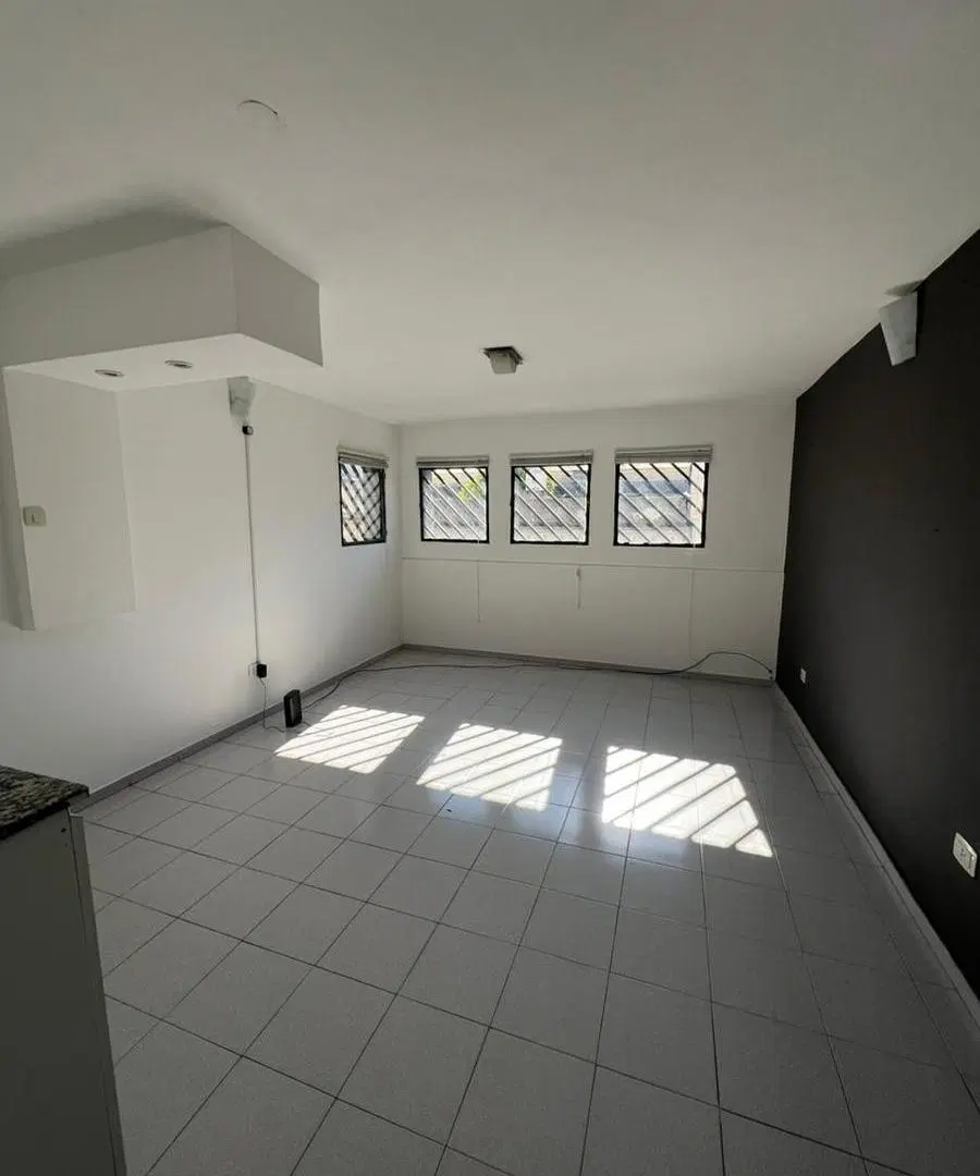 ALQUILO OFICINA CON BAÑO Y KITCHENETTE ZONA PLAZA COLÓN 5