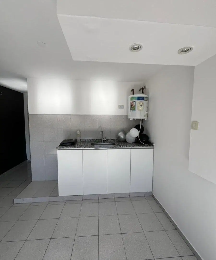 ALQUILO OFICINA CON BAÑO Y KITCHENETTE ZONA PLAZA COLÓN 4