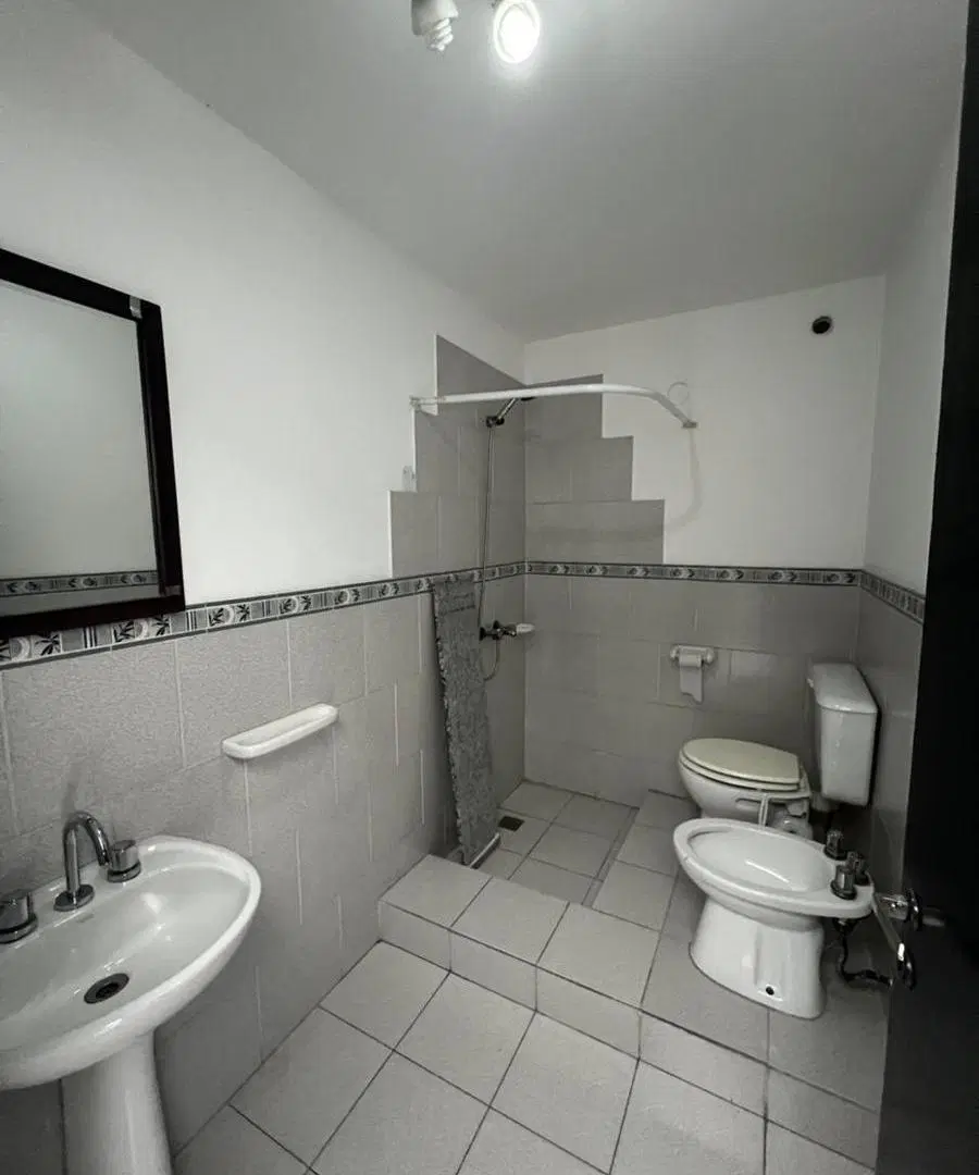 ALQUILO OFICINA CON BAÑO Y KITCHENETTE ZONA PLAZA COLÓN 2